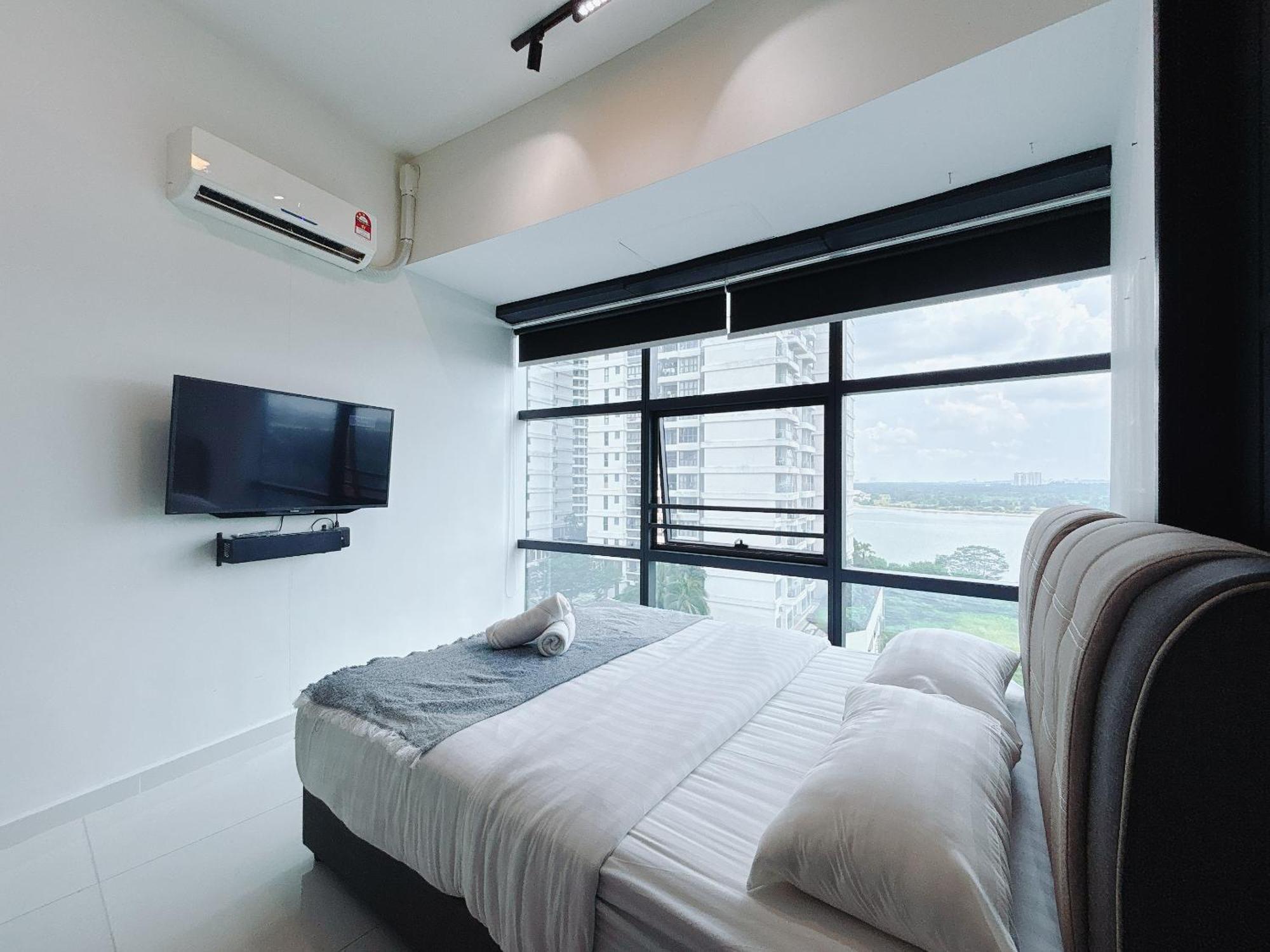 Country Garden Danga Bay By Lions Bay